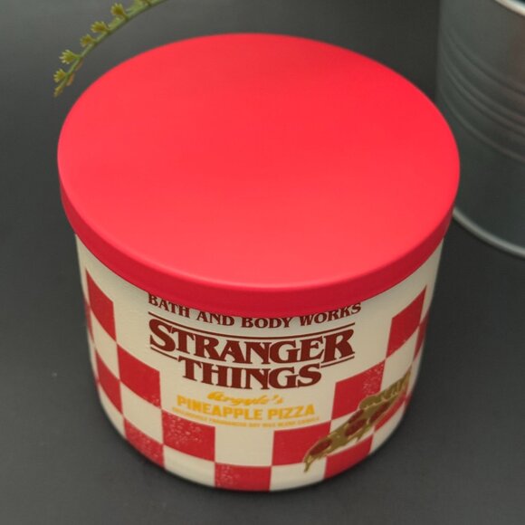 BBW Stranger Things Argyle's Pineapple Pizza Bath & Body Works 3 Wick Candle - Picture 5 of 11